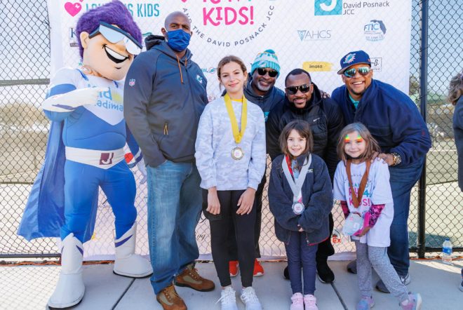 https://laurenskids.org/wp-content/uploads/2022/02/Miami-Dolphin-Alumni-with-Kids-Divison-Winners-660x442.jpg